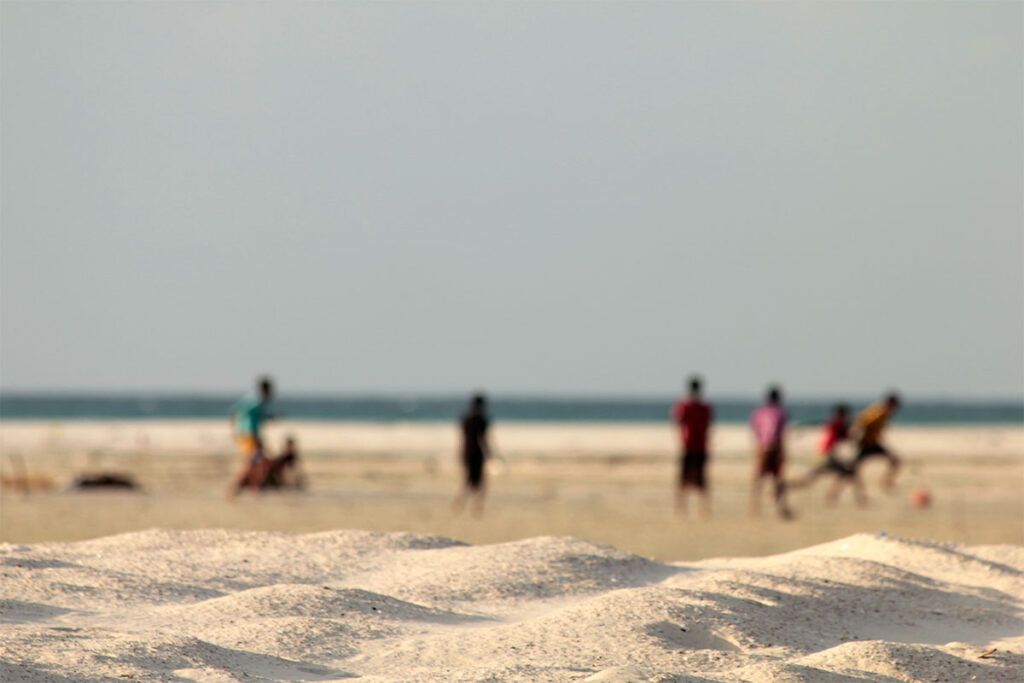 socotra-bambini-giocano-a-palla-sulla-spiaggia-qalansiyah