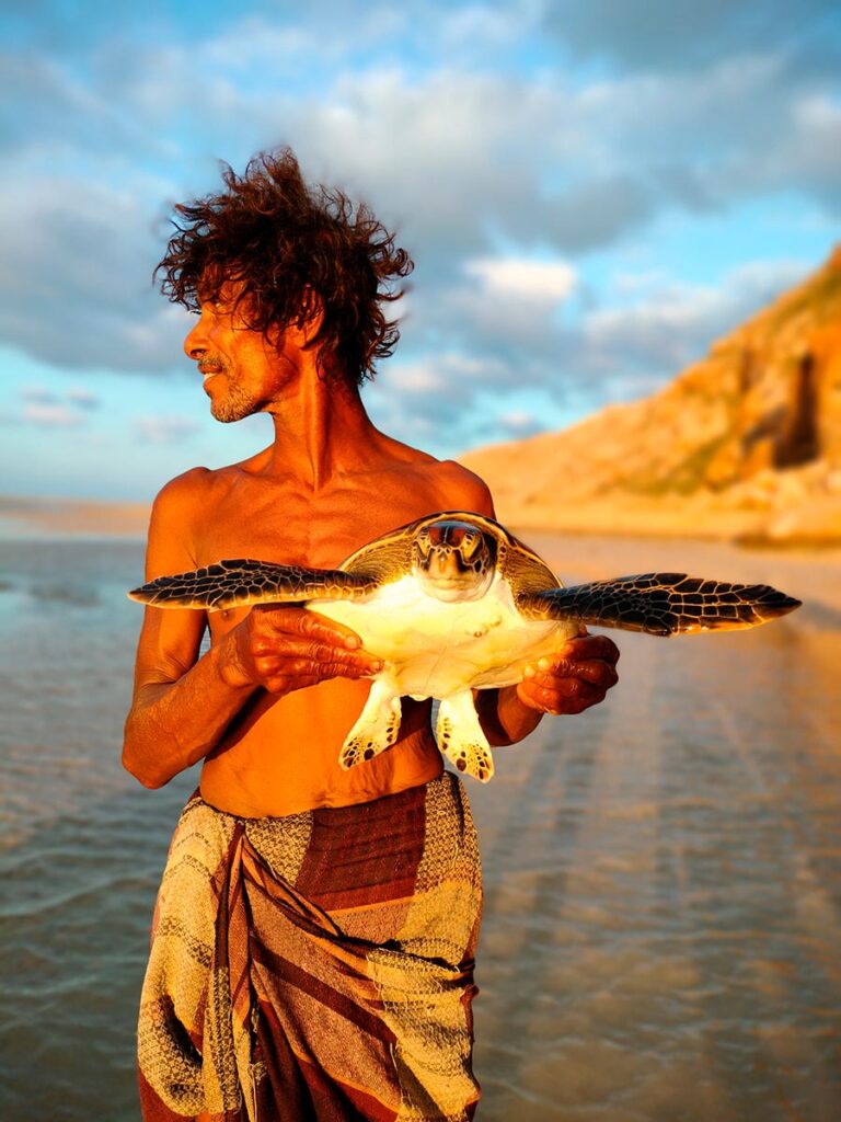 socotra-detwah-lagoon-man-with-turtle