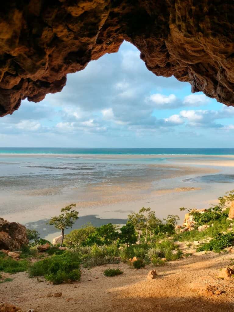 socotra-landascape-detwah-lagoon-from-inside-cave