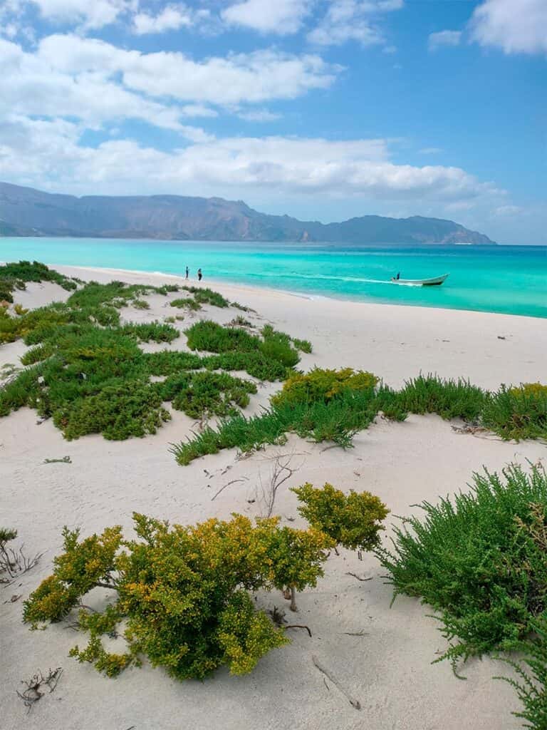 travel-island-socotra-shoab-beach-02