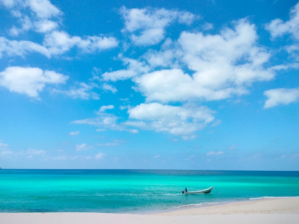 travel-island-socotra-shoab-beach